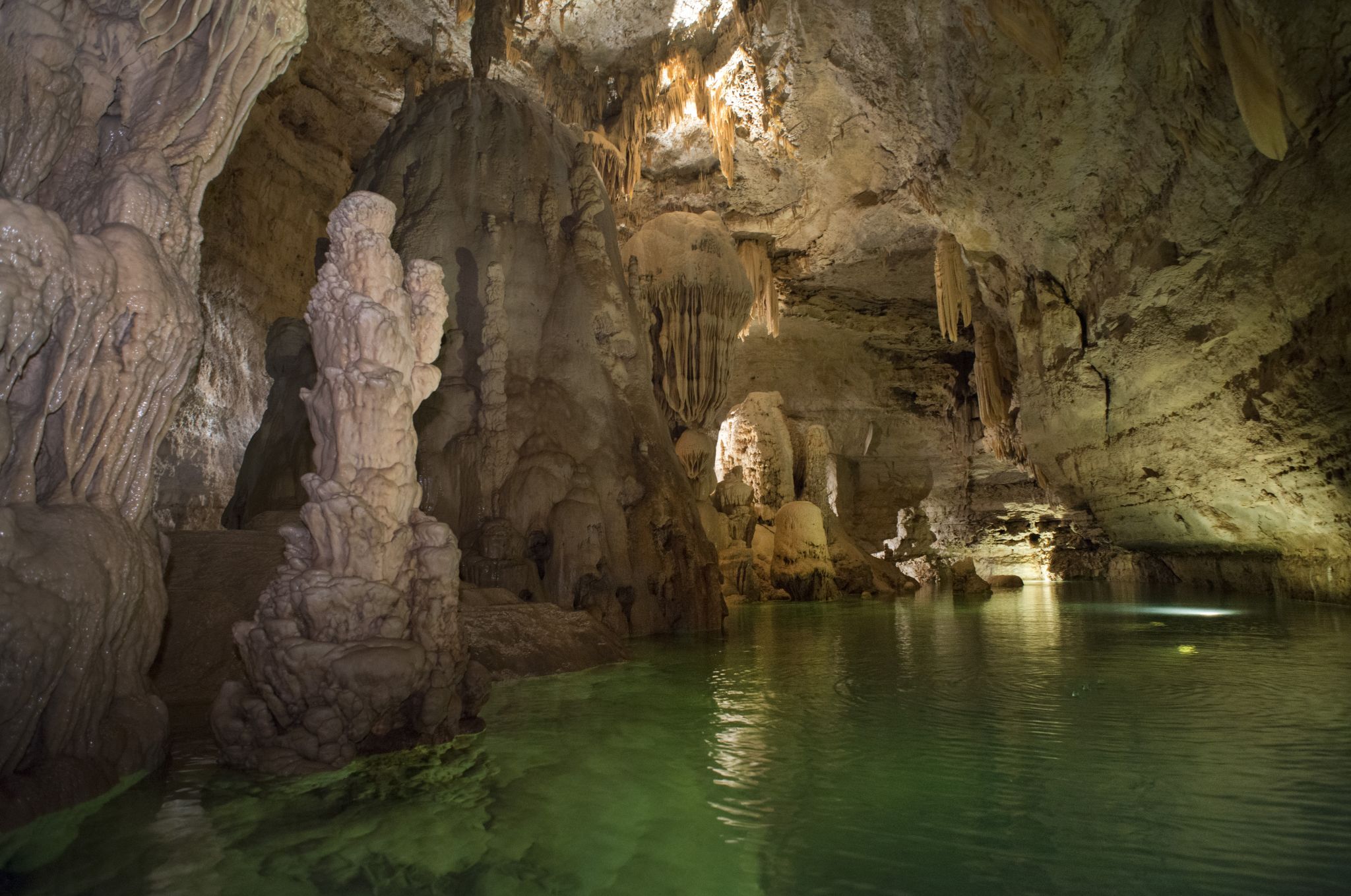 https://mdw-travel-data-us-east-1.s3.amazonaws.com/img/country/United-States/Natural-Bridge-Caverns/img_01.jpg
