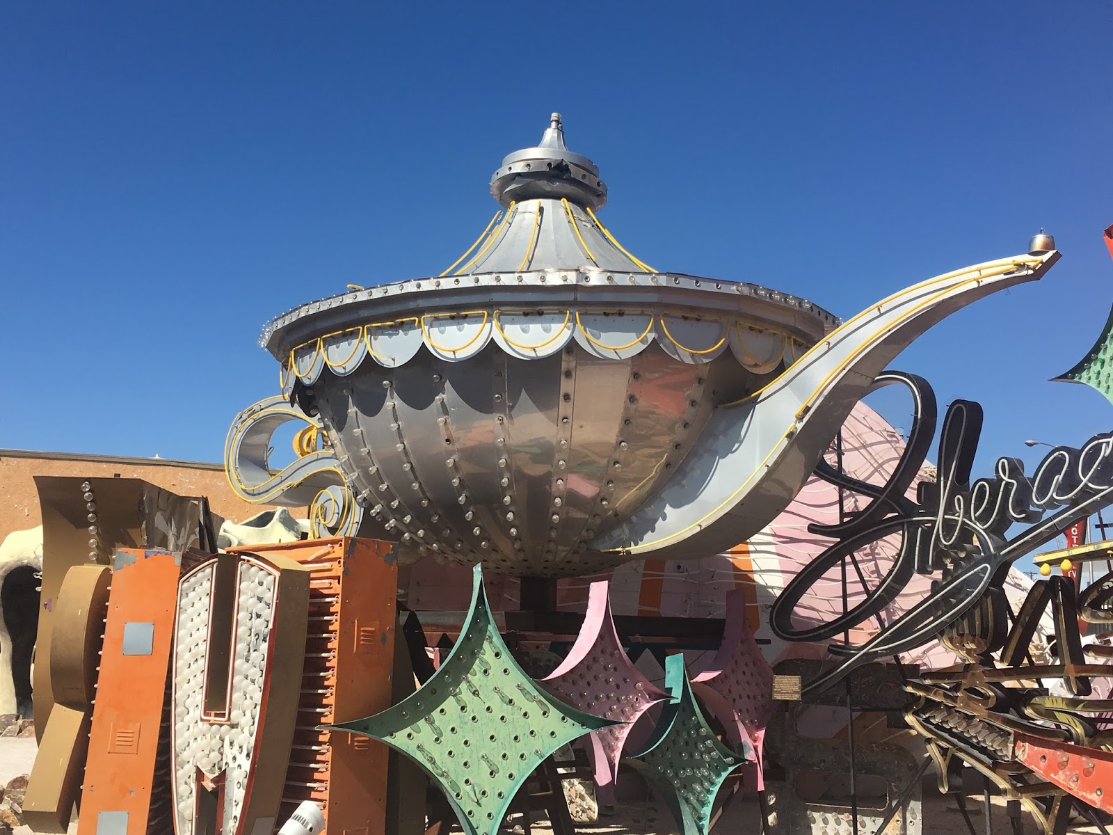 https://mdw-travel-data-us-east-1.s3.amazonaws.com/img/country/United-States/Neon-Museum/img_05.jpg