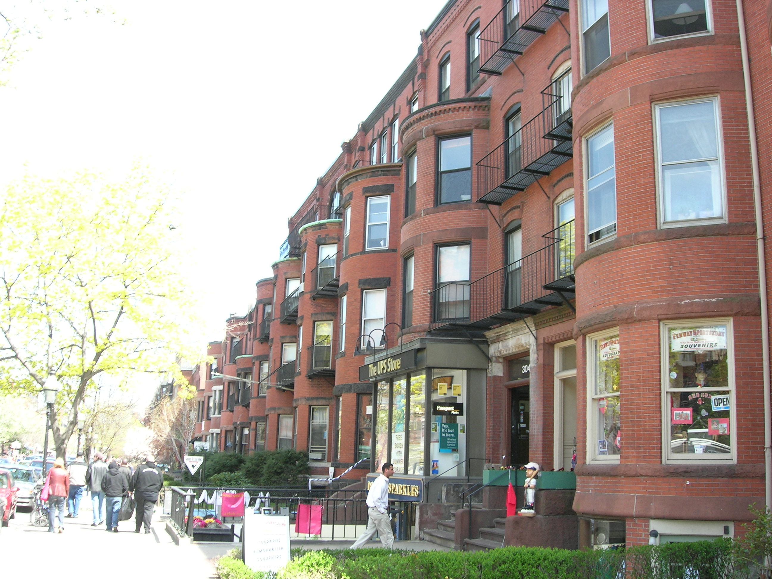 https://mdw-travel-data-us-east-1.s3.amazonaws.com/img/country/United-States/Newbury-Street/img_05.jpg