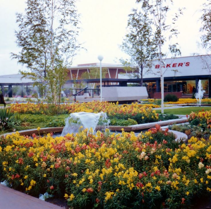 https://mdw-travel-data-us-east-1.s3.amazonaws.com/img/country/United-States/Oakbrook-Center/img_01.jpg