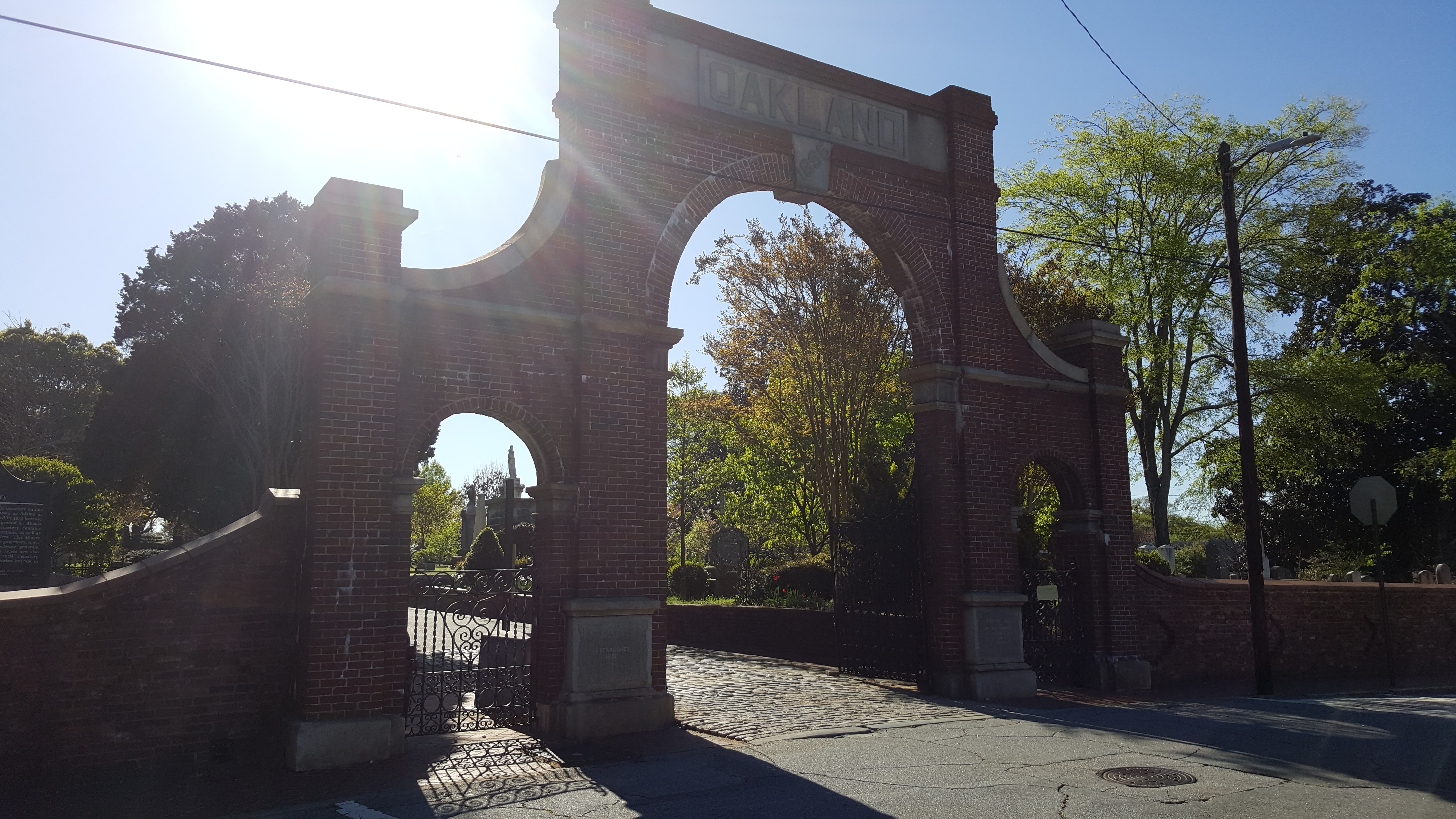 https://mdw-travel-data-us-east-1.s3.amazonaws.com/img/country/United-States/Oakland-Cemetery/img_00.jpg