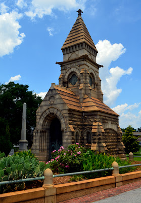 https://mdw-travel-data-us-east-1.s3.amazonaws.com/img/country/United-States/Oakland-Cemetery/img_02.jpg