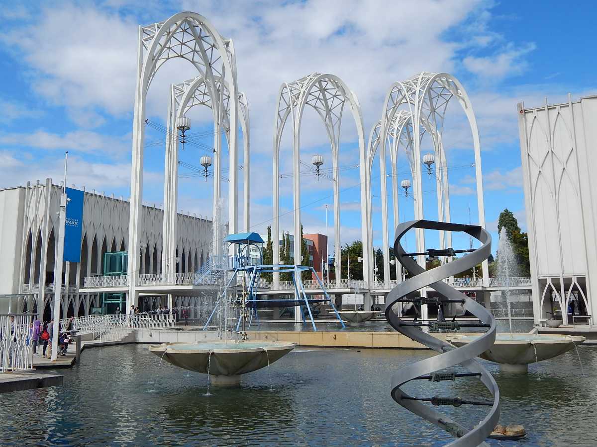https://mdw-travel-data-us-east-1.s3.amazonaws.com/img/country/United-States/Pacific-Science-Center/img_01.jpg