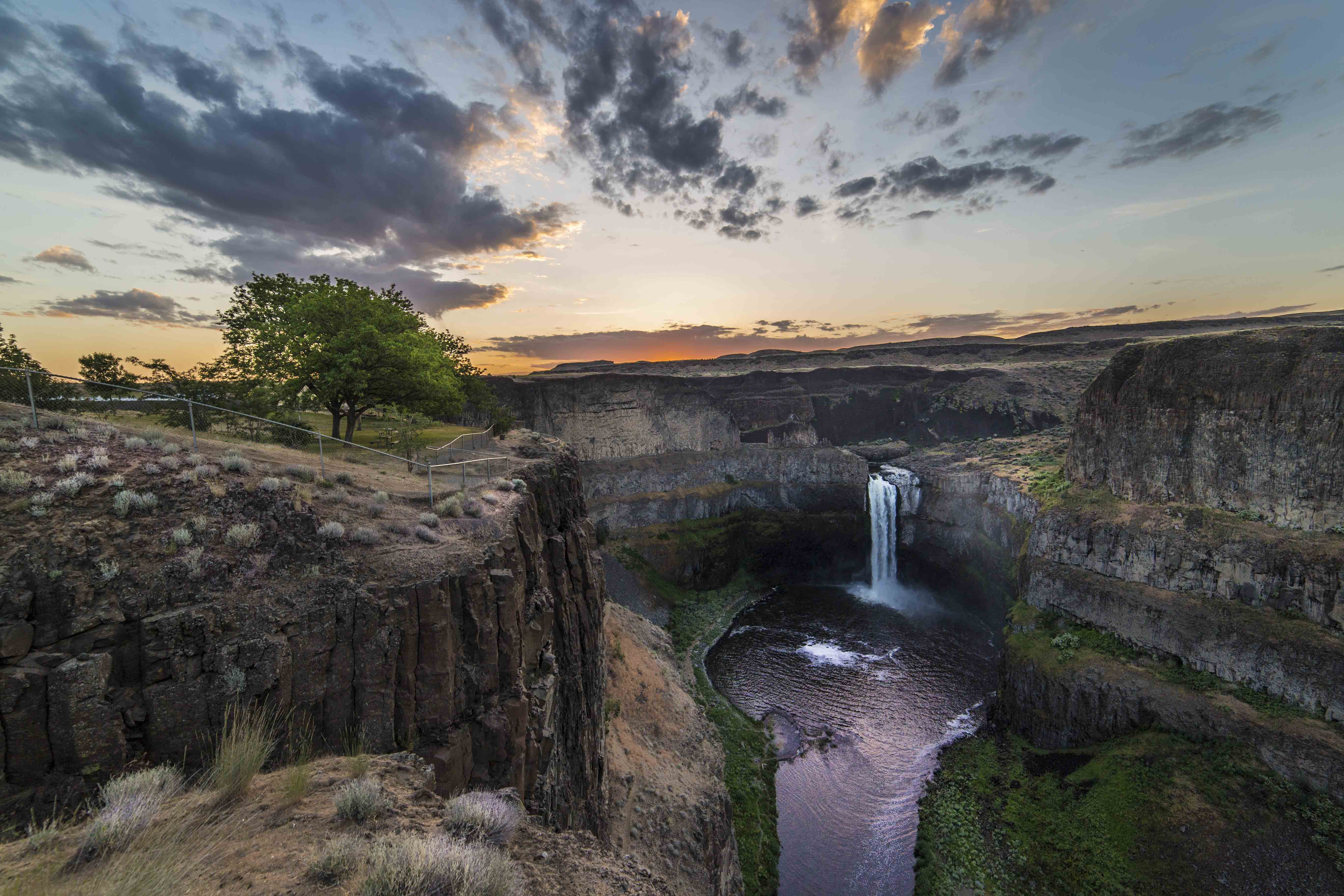 https://mdw-travel-data-us-east-1.s3.amazonaws.com/img/country/United-States/Palouse-Falls-State-Park/img_01.jpg