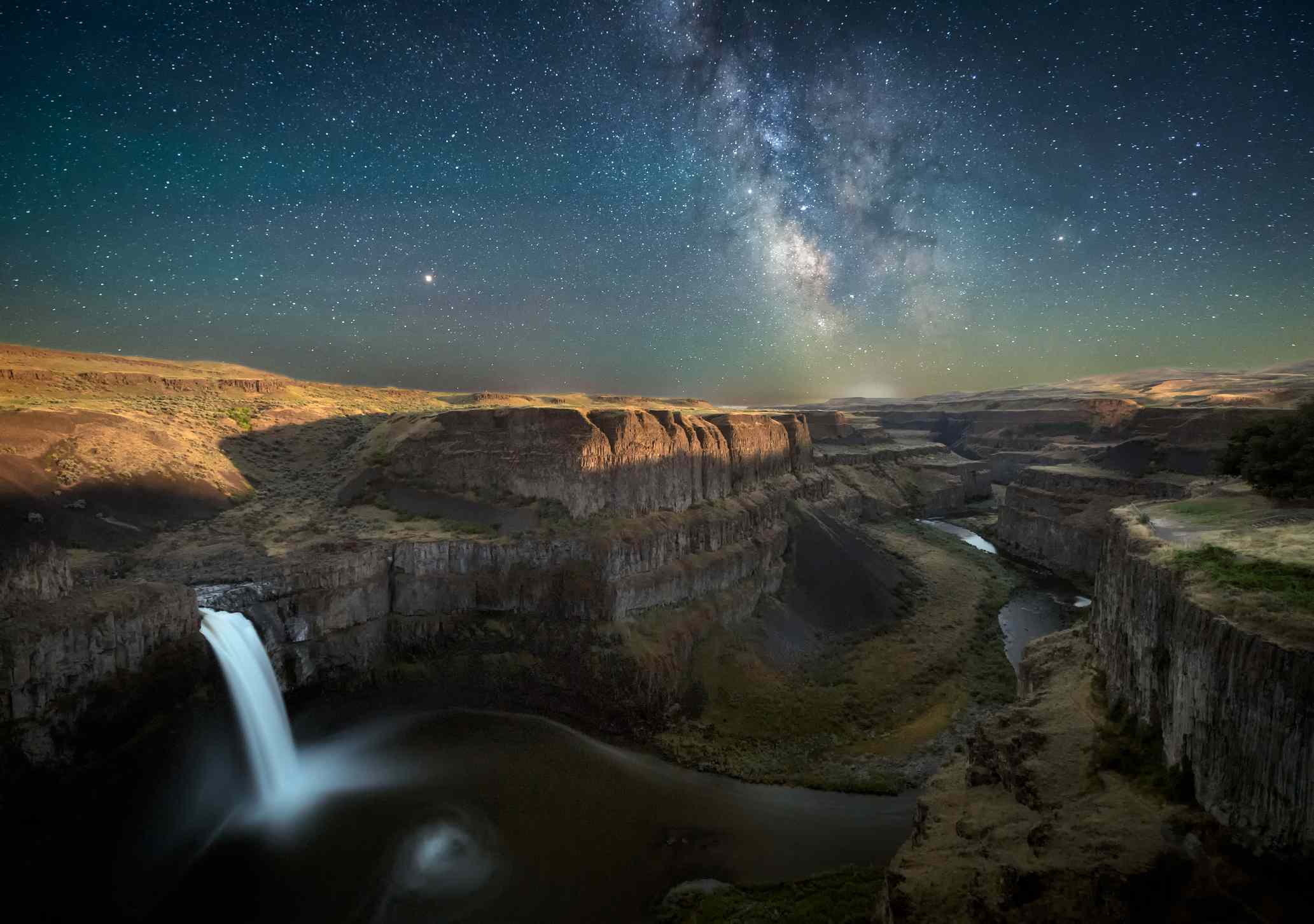 https://mdw-travel-data-us-east-1.s3.amazonaws.com/img/country/United-States/Palouse-Falls-State-Park/img_02.jpg