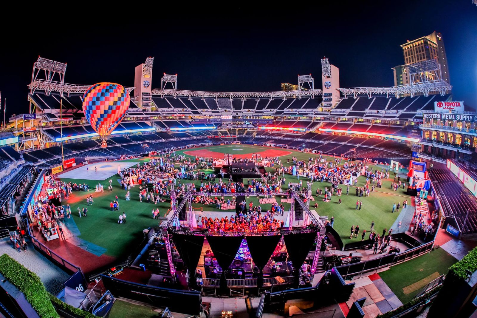 https://mdw-travel-data-us-east-1.s3.amazonaws.com/img/country/United-States/Petco-Park/img_01.jpg