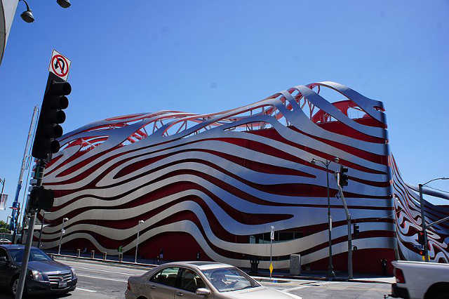 https://mdw-travel-data-us-east-1.s3.amazonaws.com/img/country/United-States/Petersen-Automotive-Museum/img_01.jpg