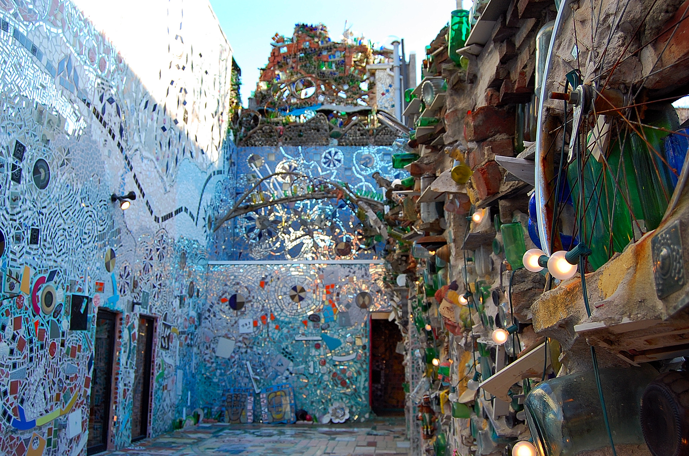 https://mdw-travel-data-us-east-1.s3.amazonaws.com/img/country/United-States/Philadelphia-Magic-Gardens/img_00.jpg