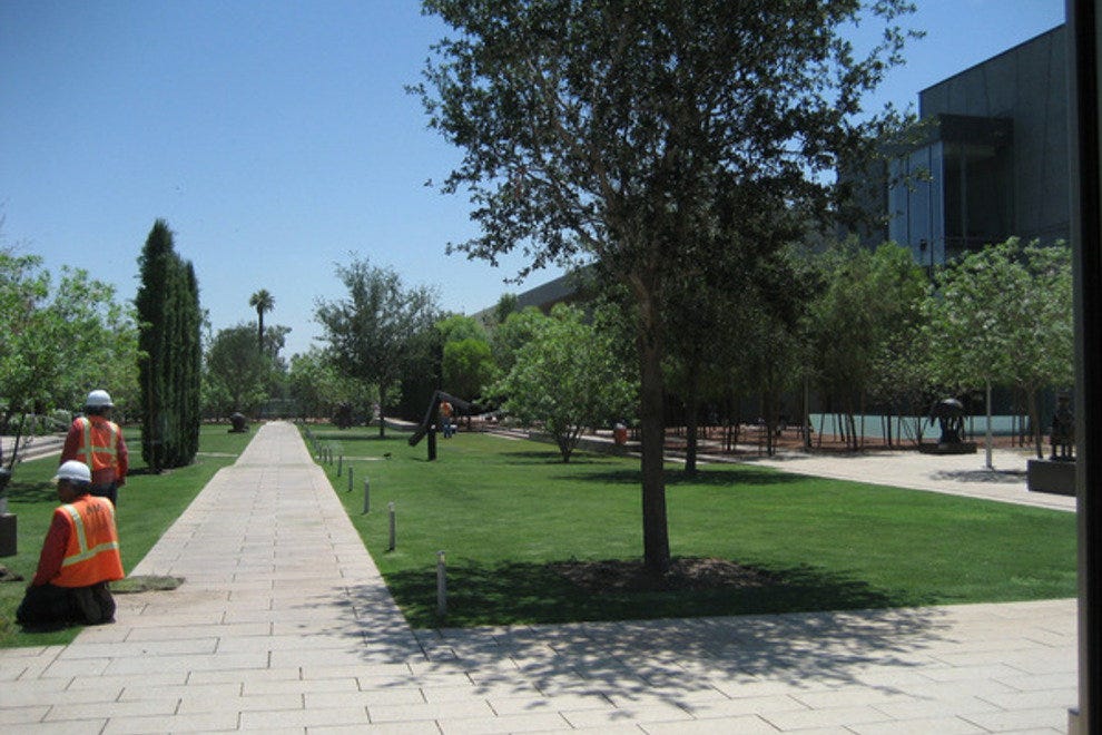 https://mdw-travel-data-us-east-1.s3.amazonaws.com/img/country/United-States/Phoenix-Art-Museum/img_02.jpg