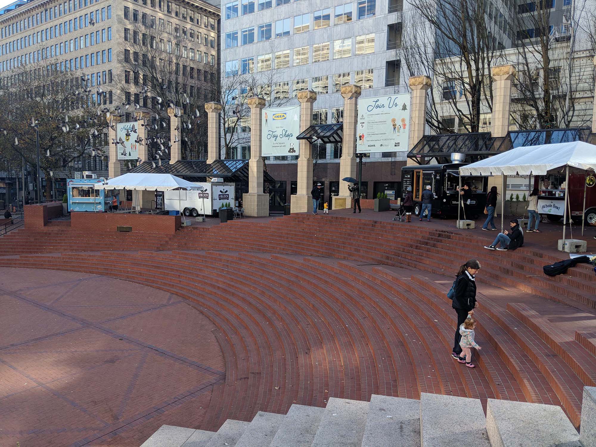 https://mdw-travel-data-us-east-1.s3.amazonaws.com/img/country/United-States/Pioneer-Courthouse-Square/img_02.jpg