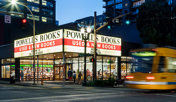 https://mdw-travel-data-us-east-1.s3.amazonaws.com/img/country/United-States/Powells-City-of-Books/img_03.jpg