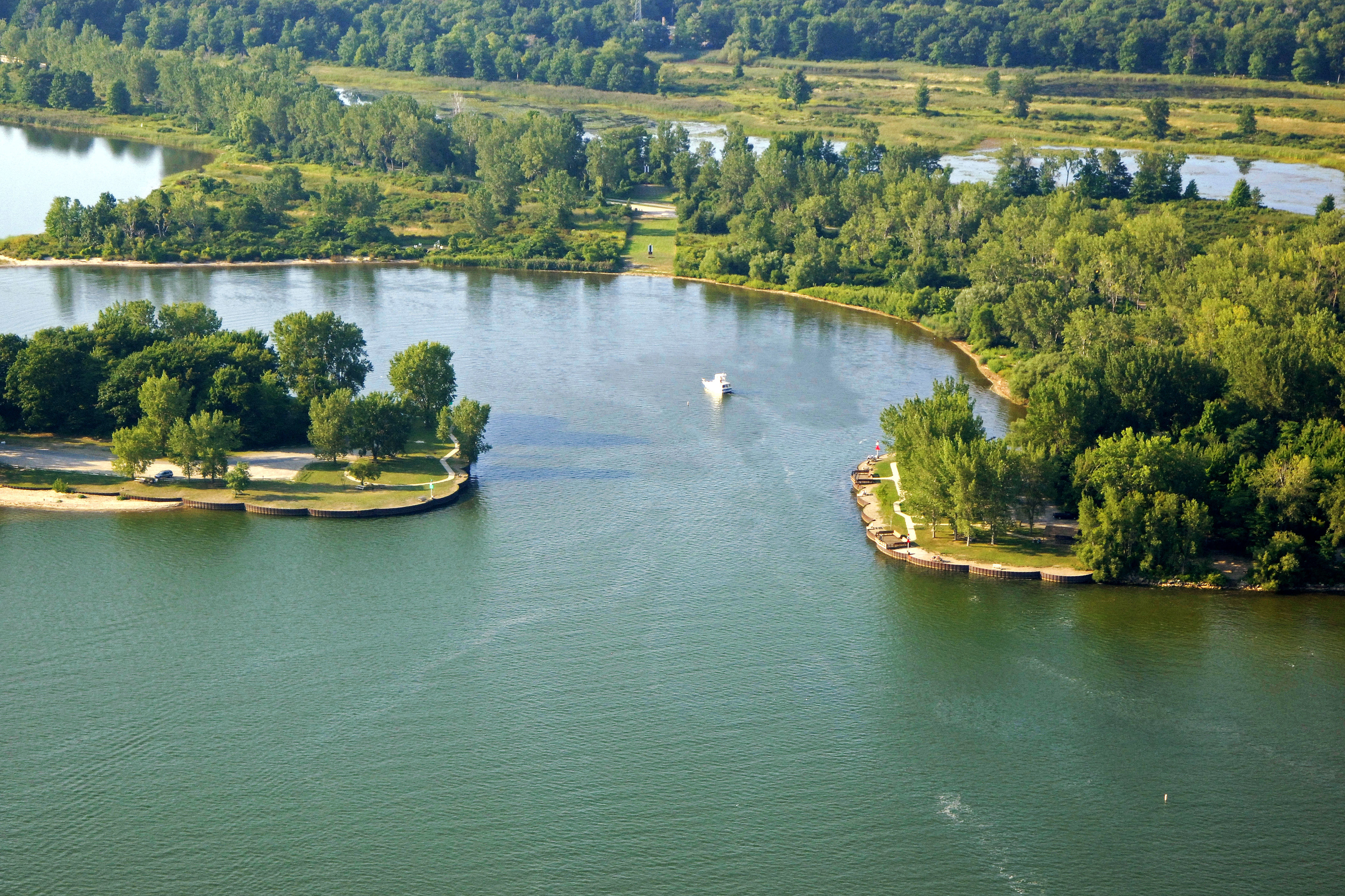 https://mdw-travel-data-us-east-1.s3.amazonaws.com/img/country/United-States/Presque-Isle-State-Park/img_01.jpg