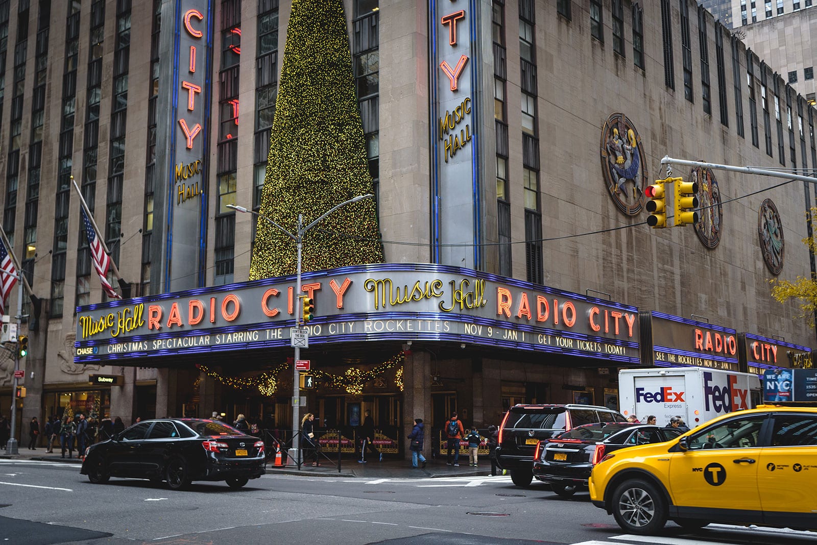 https://mdw-travel-data-us-east-1.s3.amazonaws.com/img/country/United-States/Radio-City-Music-Hall/img_00.jpg