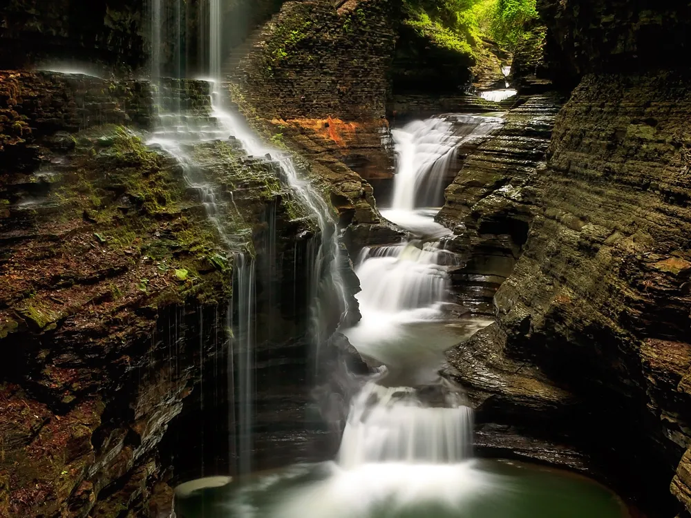 https://mdw-travel-data-us-east-1.s3.amazonaws.com/img/country/United-States/Rainbow-Falls/img_01.jpg