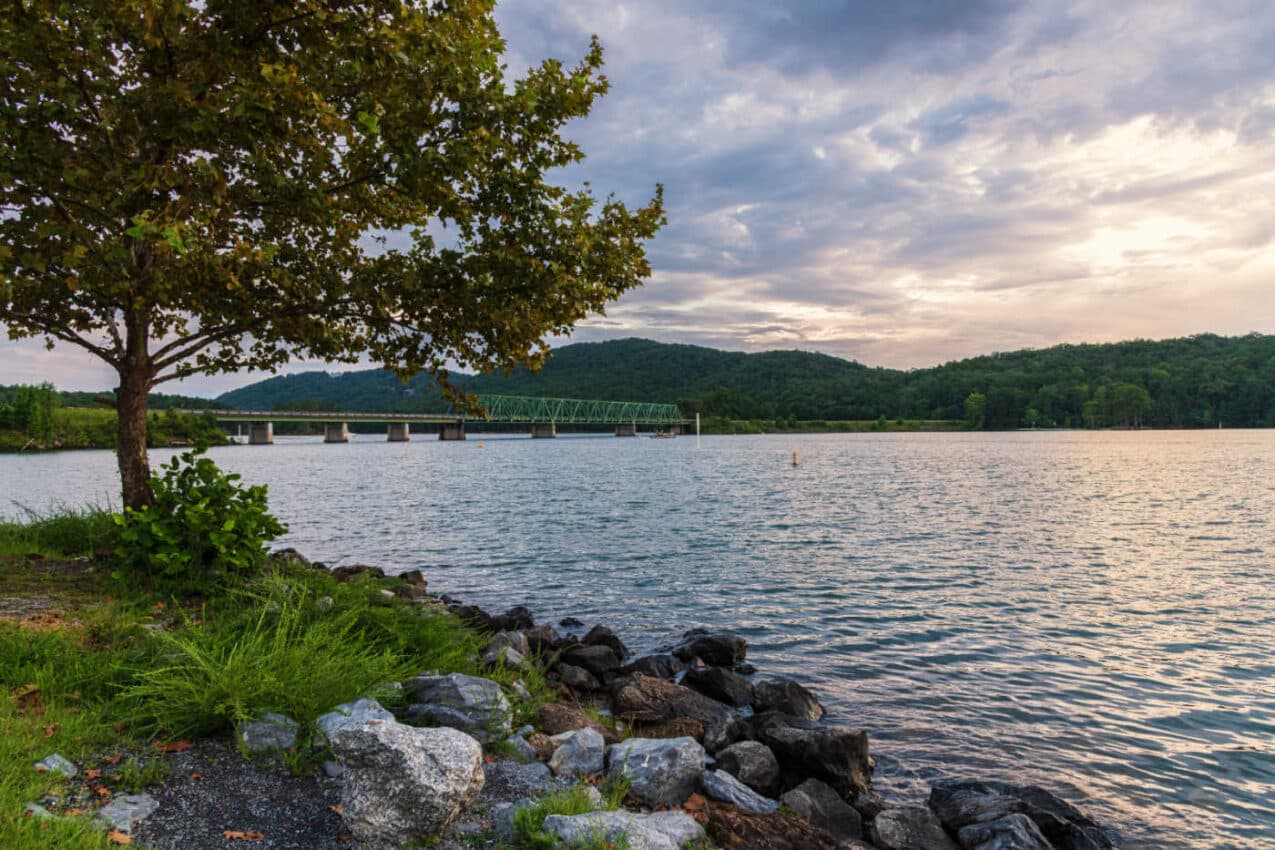 https://mdw-travel-data-us-east-1.s3.amazonaws.com/img/country/United-States/Red-Top-Mountain-State-Park/img_01.jpg