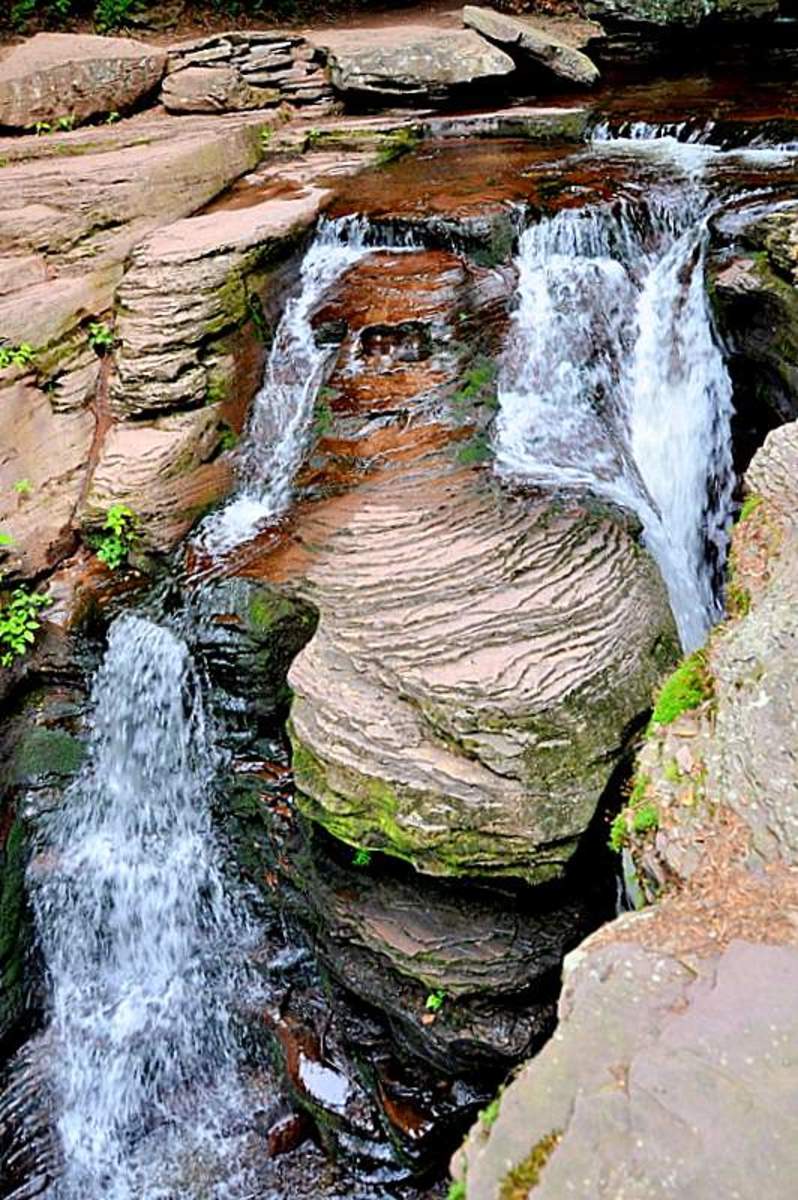 https://mdw-travel-data-us-east-1.s3.amazonaws.com/img/country/United-States/Ricketts-Glen-State-Park/img_02.jpg