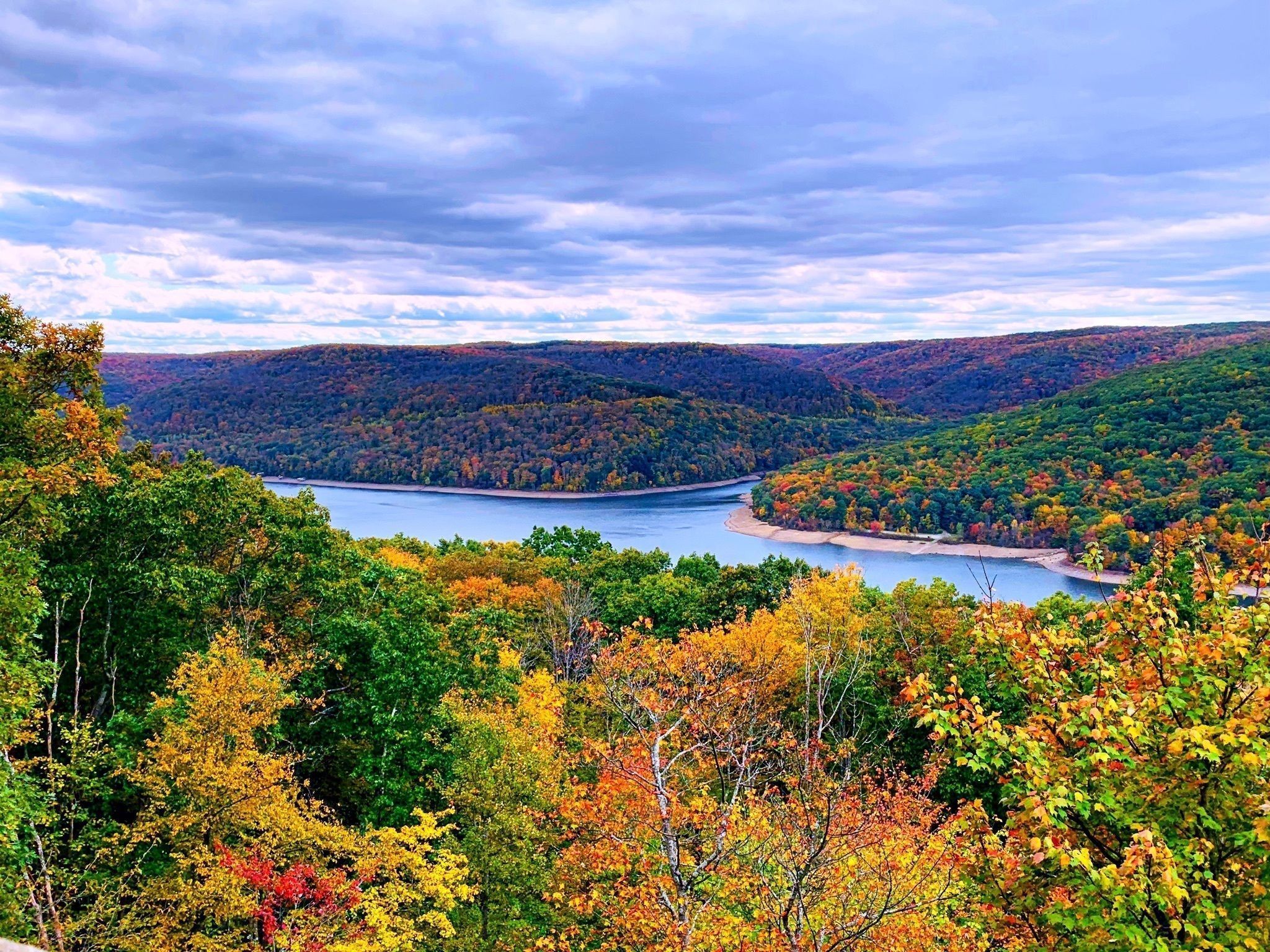 https://mdw-travel-data-us-east-1.s3.amazonaws.com/img/country/United-States/Rimrock-Trail/img_01.jpg
