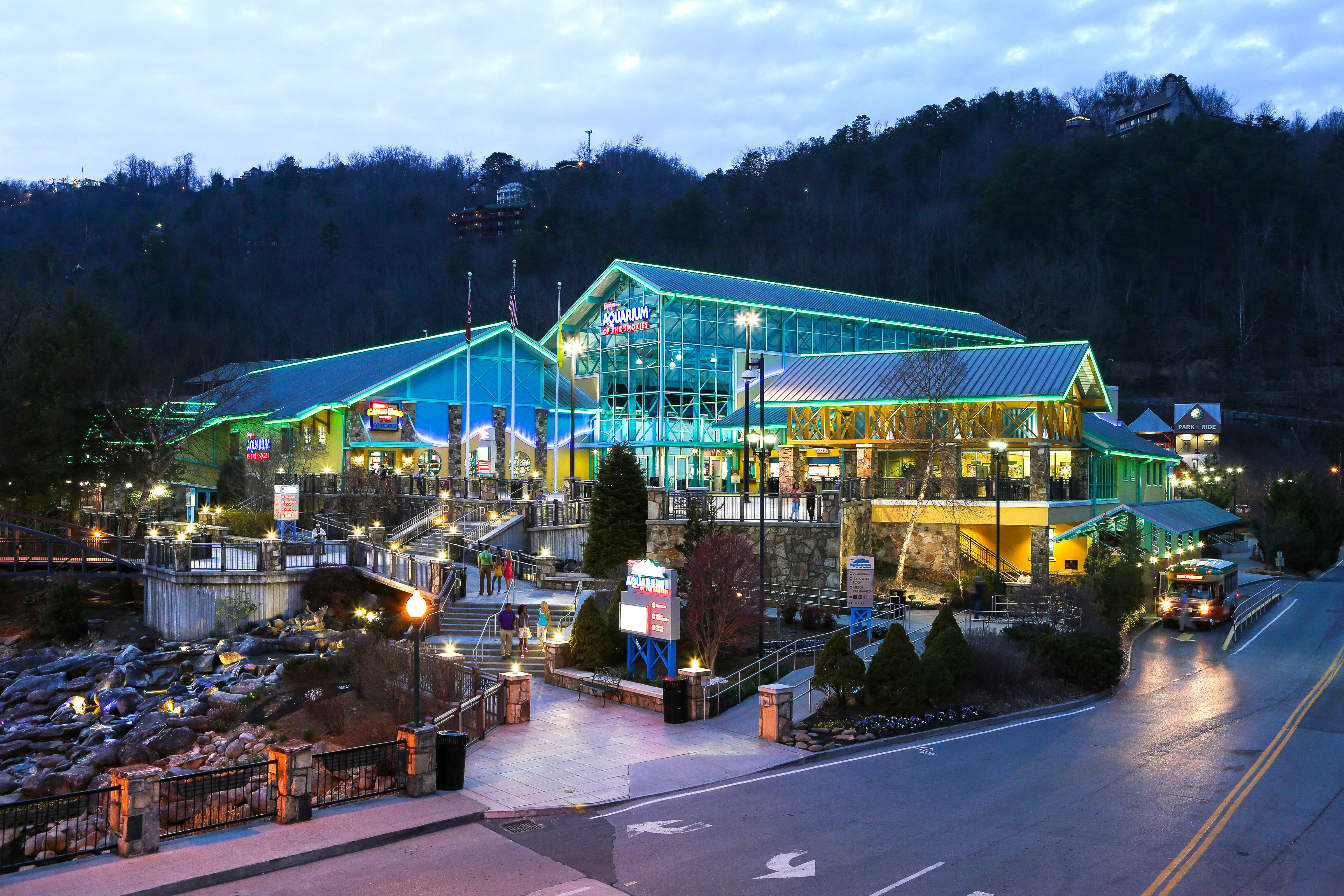 https://mdw-travel-data-us-east-1.s3.amazonaws.com/img/country/United-States/Ripleys-Aquarium-of-the-Smokies/img_00.jpg