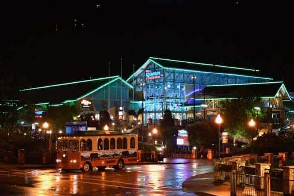https://mdw-travel-data-us-east-1.s3.amazonaws.com/img/country/United-States/Ripleys-Aquarium-of-the-Smokies/img_02.jpg