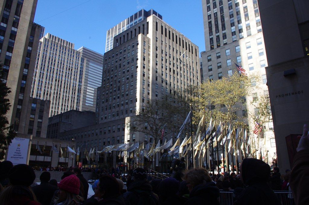 https://mdw-travel-data-us-east-1.s3.amazonaws.com/img/country/United-States/Rockefeller-Center/img_02.jpg