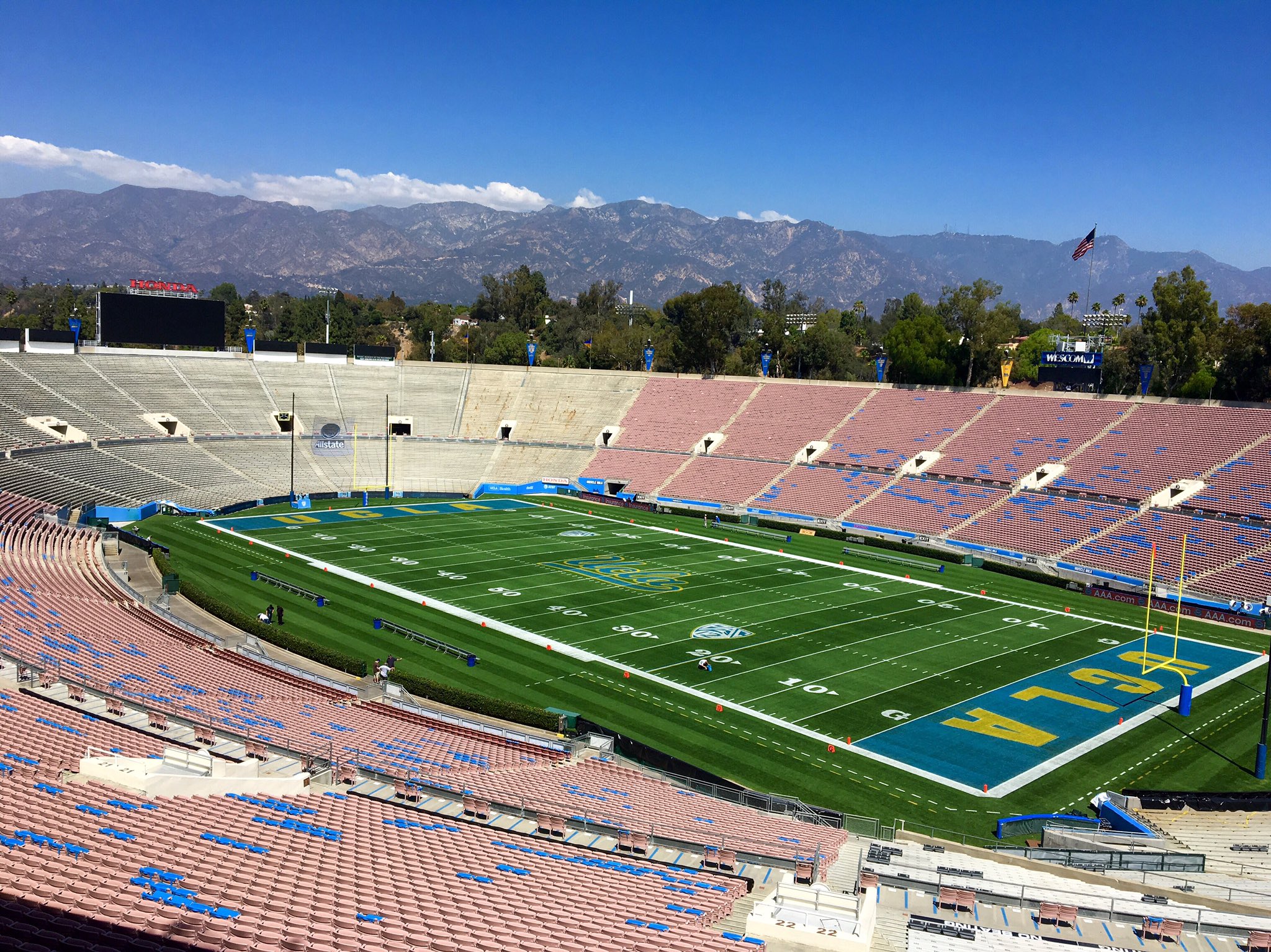 https://mdw-travel-data-us-east-1.s3.amazonaws.com/img/country/United-States/Rose-Bowl-Stadium/img_02.jpg