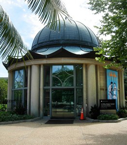 https://mdw-travel-data-us-east-1.s3.amazonaws.com/img/country/United-States/S-Dillon-Ripley-Center/img_01.jpg