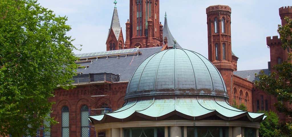 https://mdw-travel-data-us-east-1.s3.amazonaws.com/img/country/United-States/S-Dillon-Ripley-Center/img_02.jpg