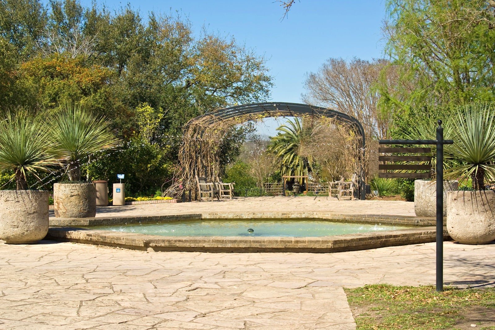 https://mdw-travel-data-us-east-1.s3.amazonaws.com/img/country/United-States/San-Antonio-Botanical-Garden/img_03.jpg