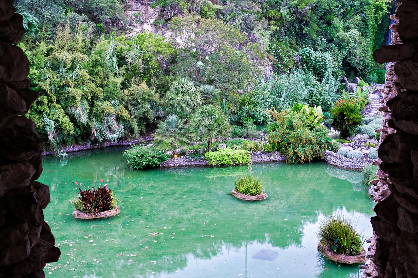 https://mdw-travel-data-us-east-1.s3.amazonaws.com/img/country/United-States/San-Antonio-Japanese-Tea-Garden/img_01.jpg
