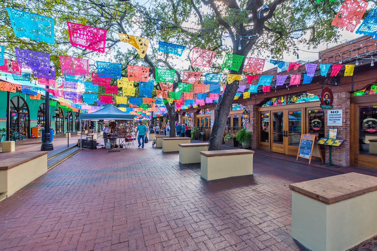 https://mdw-travel-data-us-east-1.s3.amazonaws.com/img/country/United-States/San-Antonio-Market-Square/img_00.jpg