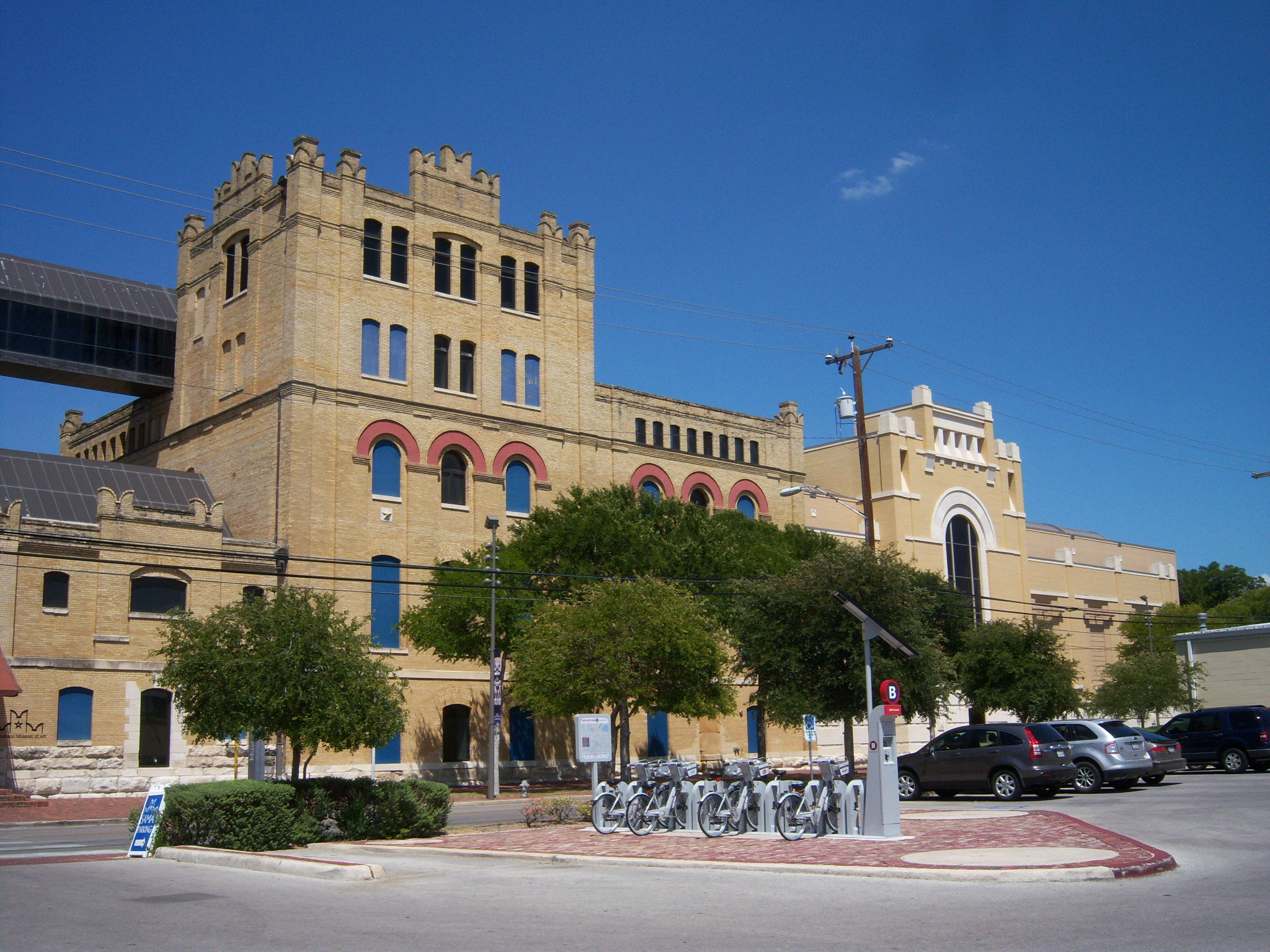https://mdw-travel-data-us-east-1.s3.amazonaws.com/img/country/United-States/San-Antonio-Museum-of-Art/img_00.jpg