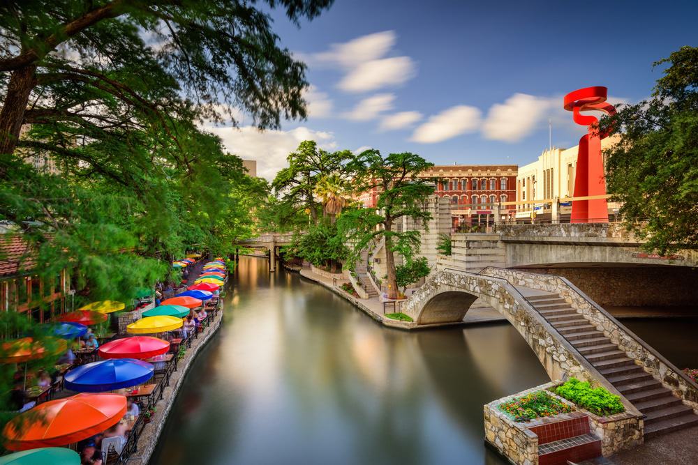 https://mdw-travel-data-us-east-1.s3.amazonaws.com/img/country/United-States/San-Antonio-River-Walk/img_01.jpg