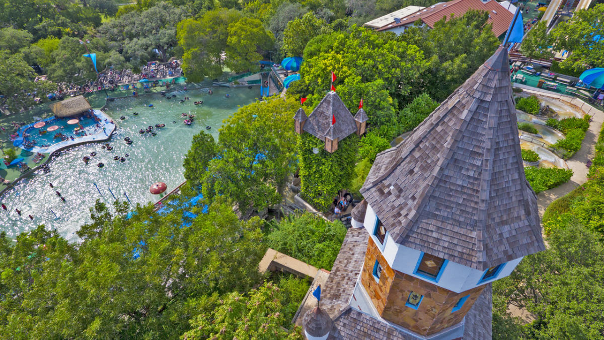 https://mdw-travel-data-us-east-1.s3.amazonaws.com/img/country/United-States/Schlitterbahn-Waterpark-&-Resort/img_01.jpg