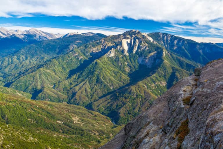 https://mdw-travel-data-us-east-1.s3.amazonaws.com/img/country/United-States/Sequoia-National-Park/img_03.jpg