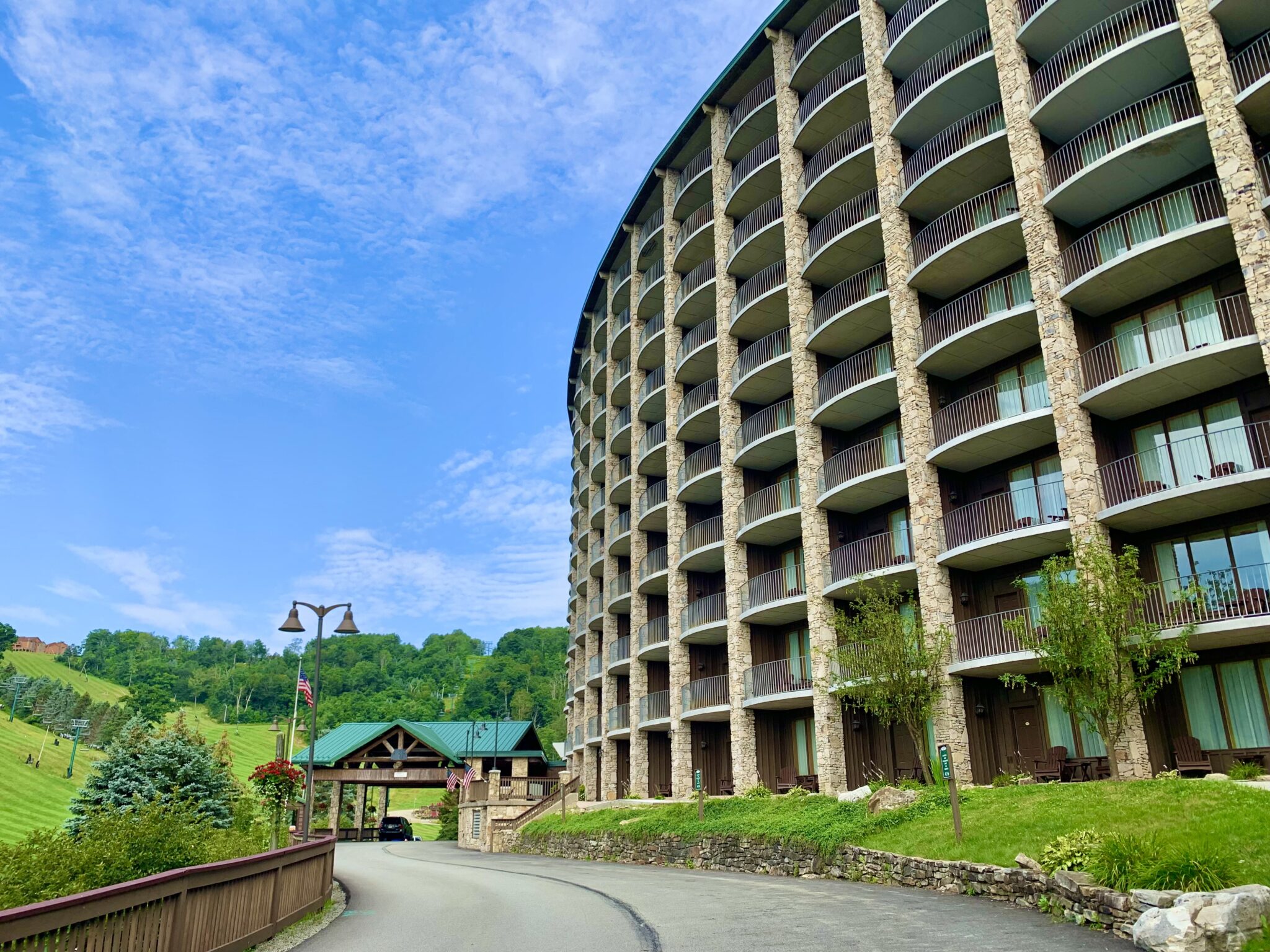https://mdw-travel-data-us-east-1.s3.amazonaws.com/img/country/United-States/Seven-Springs-Mountain-Resort/img_02.jpg