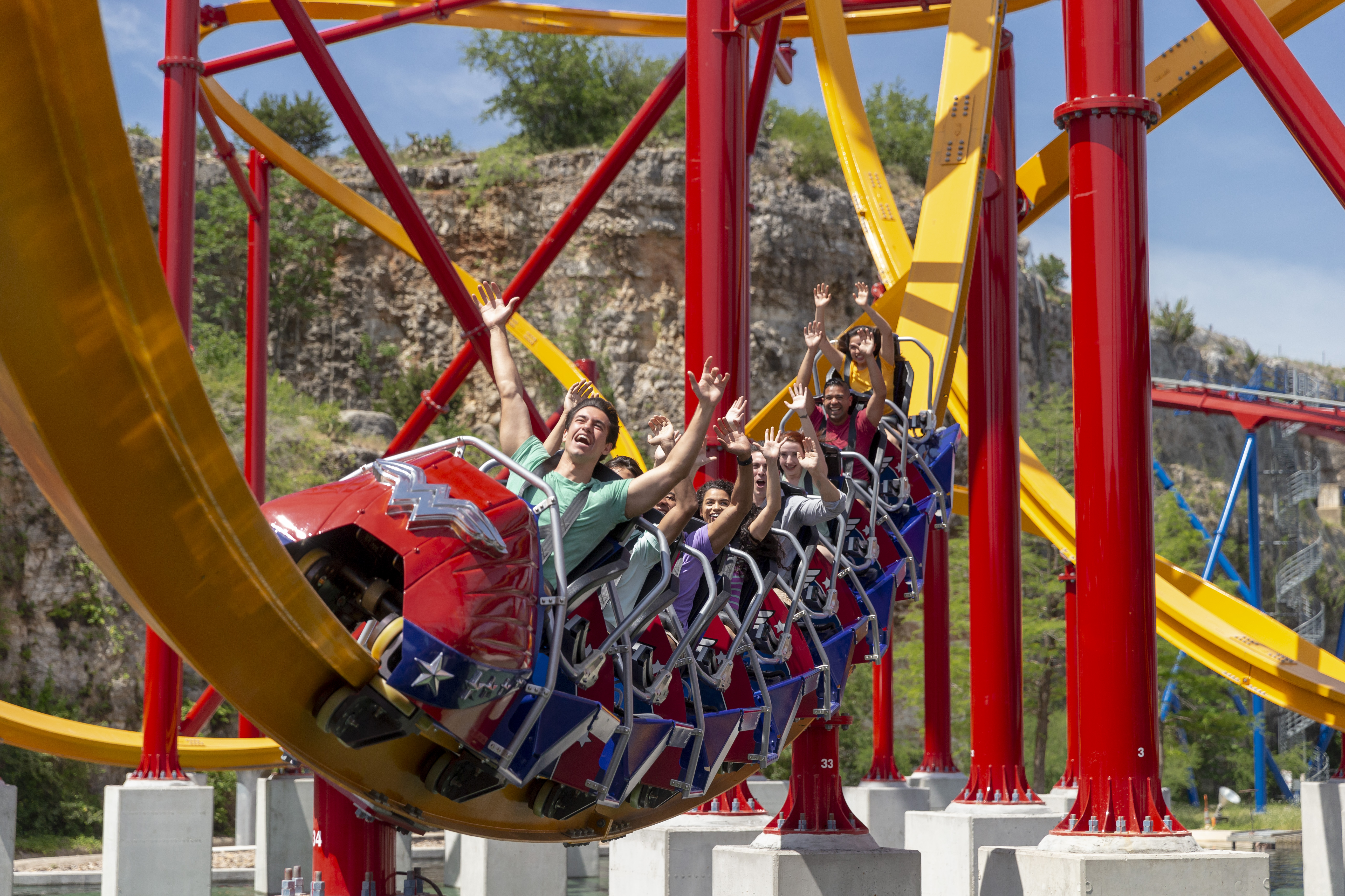 https://mdw-travel-data-us-east-1.s3.amazonaws.com/img/country/United-States/Six-Flags-Fiesta-Texas/img_03.jpg