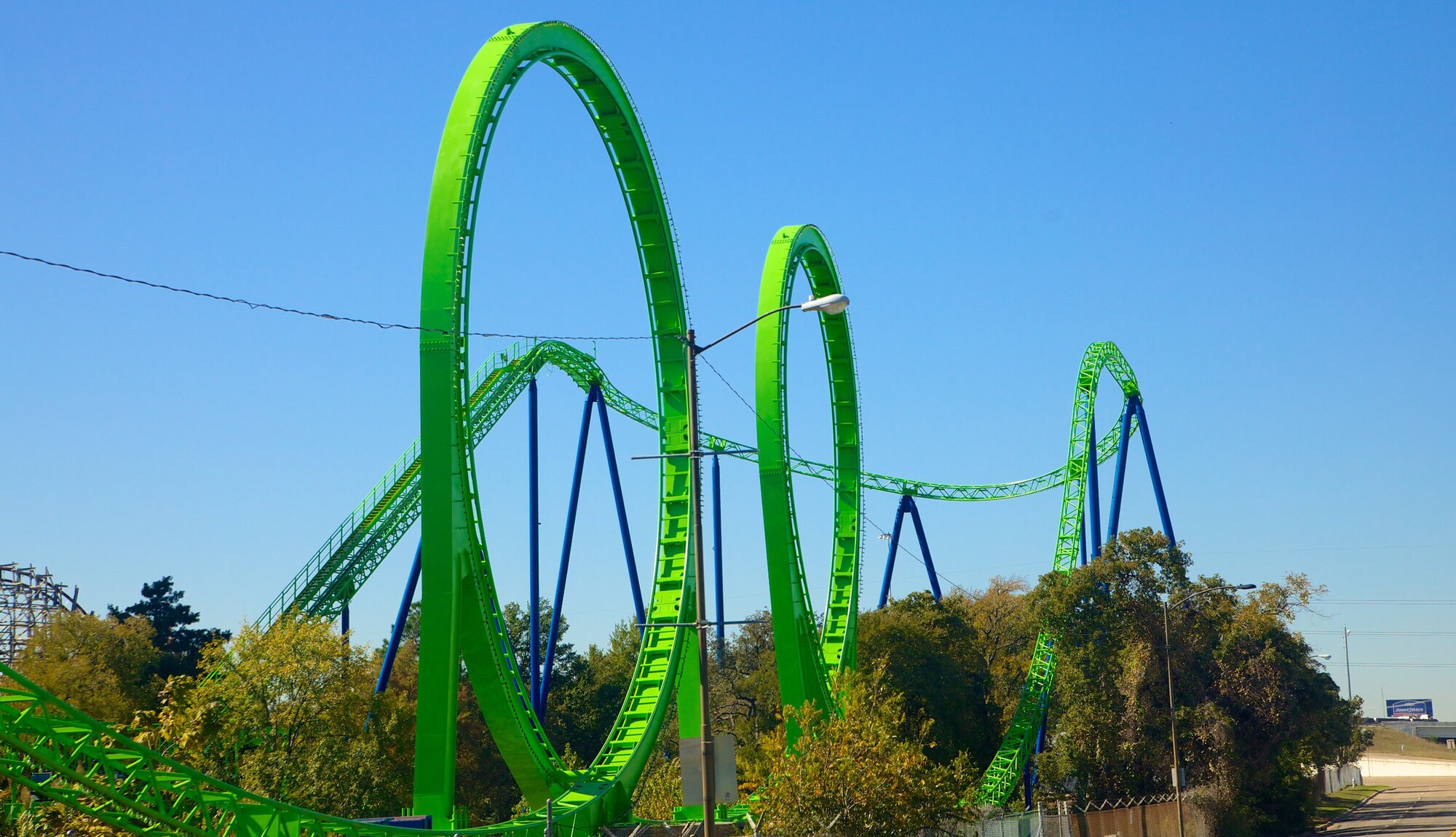 https://mdw-travel-data-us-east-1.s3.amazonaws.com/img/country/United-States/Six-Flags-Over-Texas/img_01.jpg