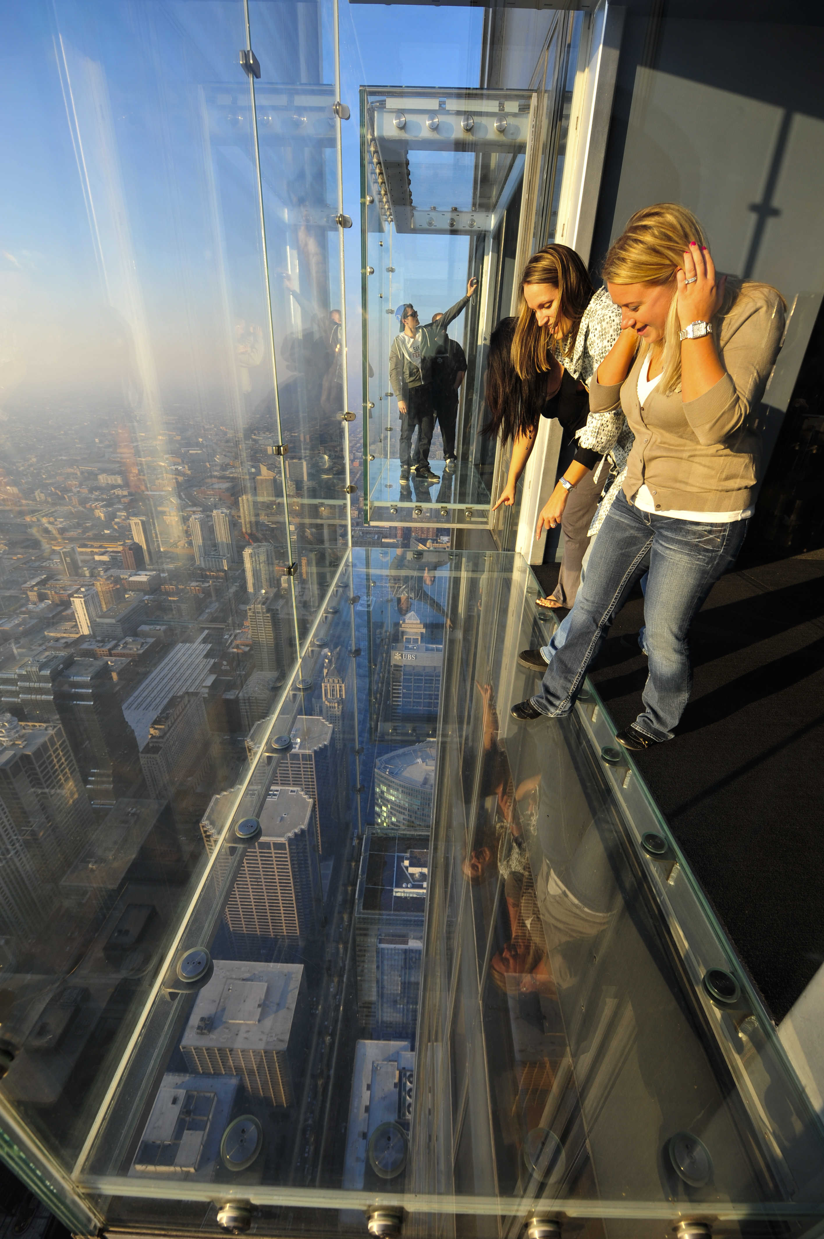 https://mdw-travel-data-us-east-1.s3.amazonaws.com/img/country/United-States/Skydeck-Chicago---Willis-Tower/img_01.jpg