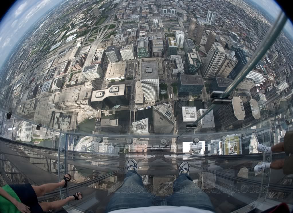 https://mdw-travel-data-us-east-1.s3.amazonaws.com/img/country/United-States/Skydeck-Chicago---Willis-Tower/img_02.jpg