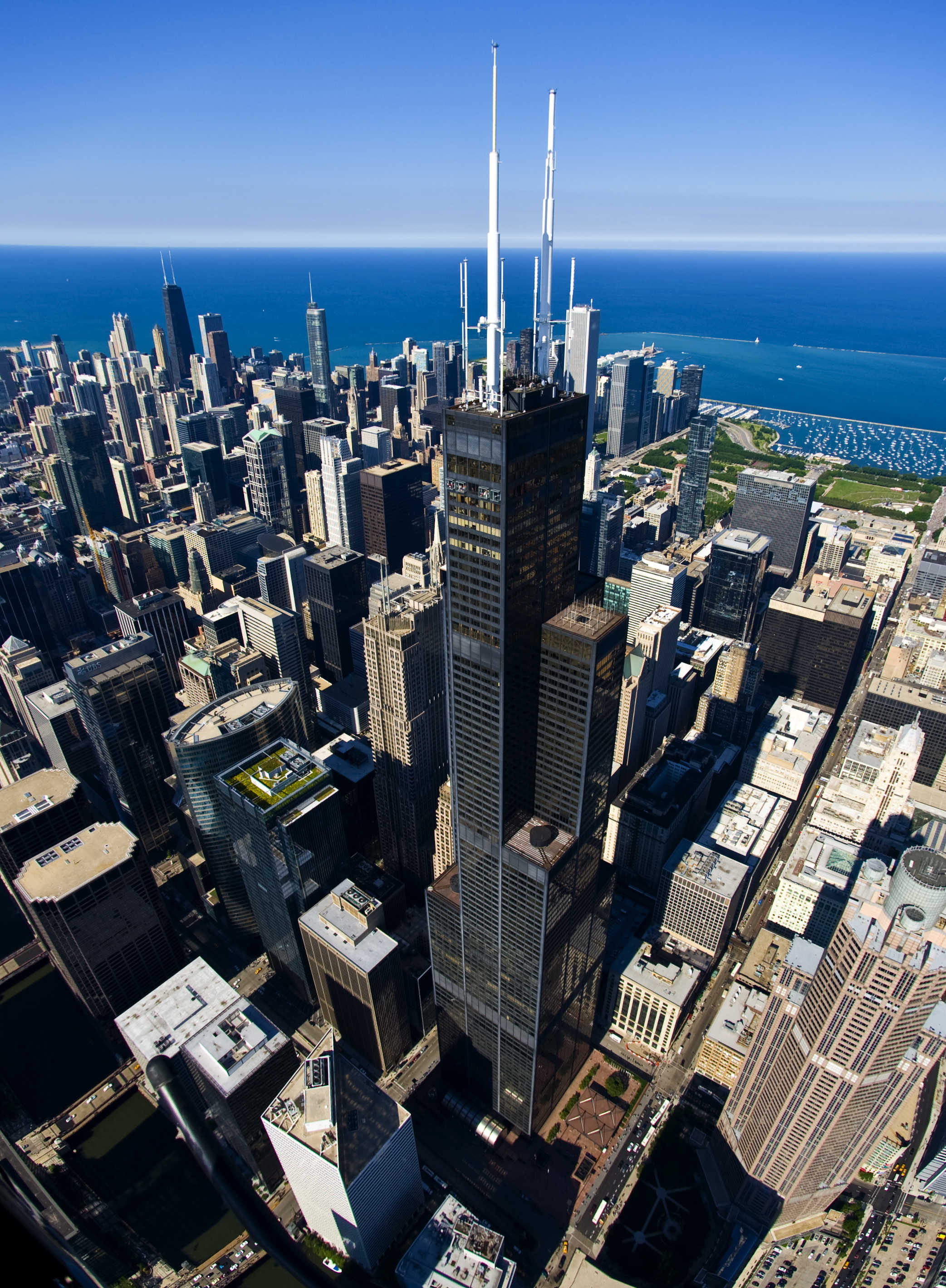 https://mdw-travel-data-us-east-1.s3.amazonaws.com/img/country/United-States/Skydeck-Chicago-Willis-Tower/img_01.jpg