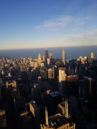 https://mdw-travel-data-us-east-1.s3.amazonaws.com/img/country/United-States/Skydeck-Chicago-Willis-Tower/img_03.jpg