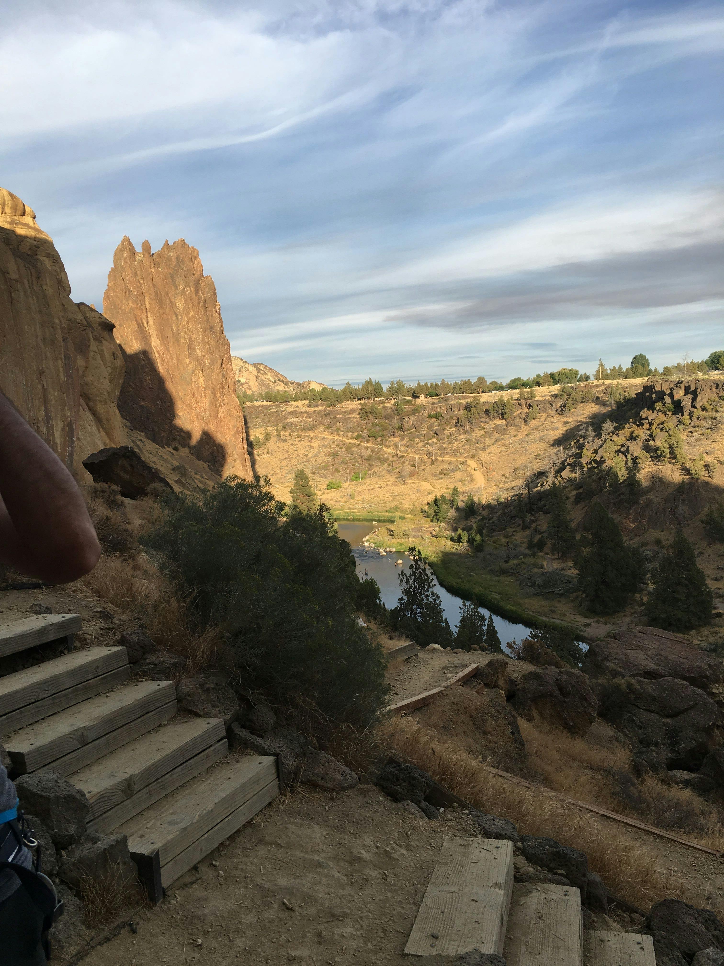 https://mdw-travel-data-us-east-1.s3.amazonaws.com/img/country/United-States/Smith-Rock-State-Park/img_02.jpg