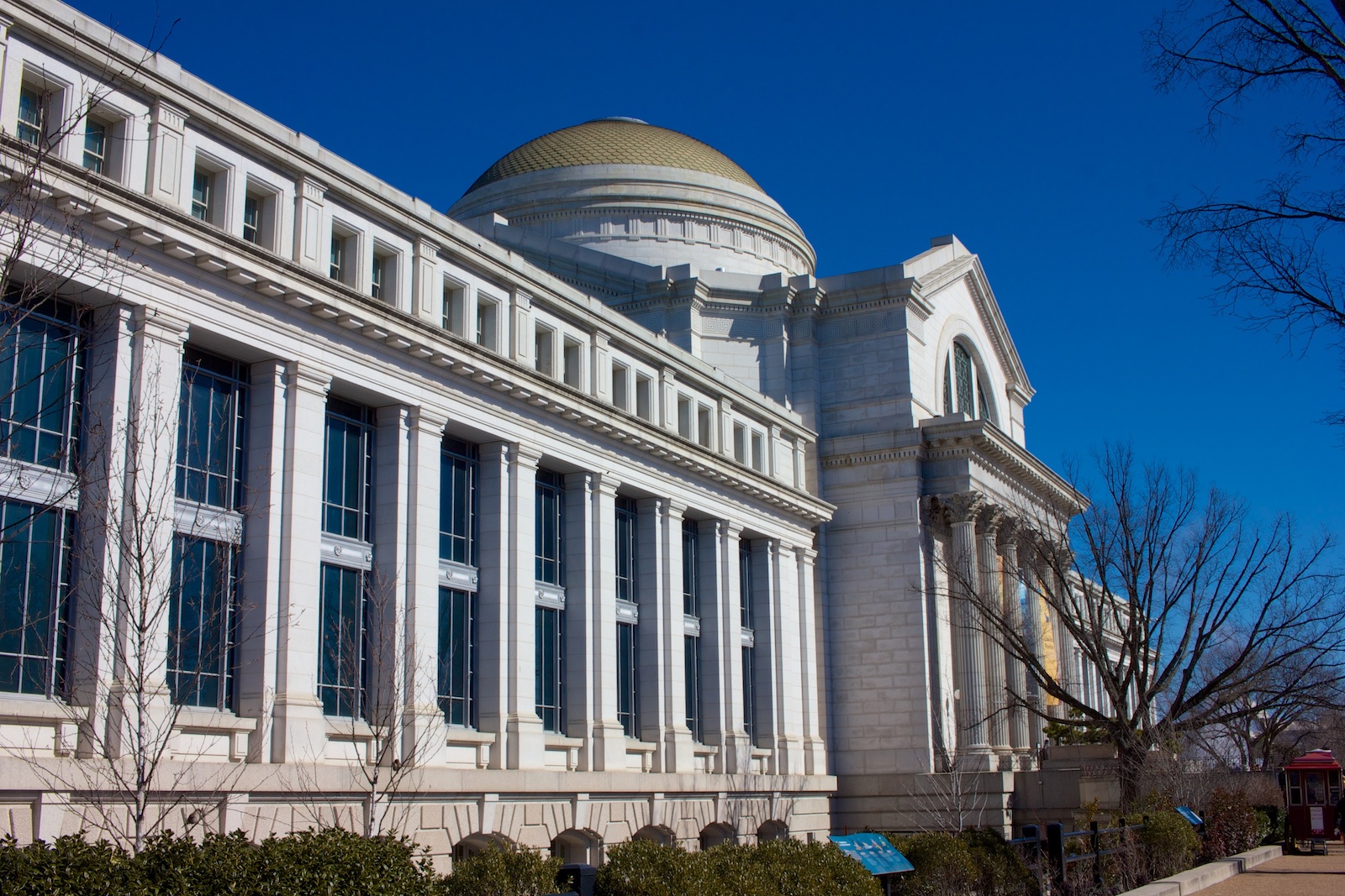 https://mdw-travel-data-us-east-1.s3.amazonaws.com/img/country/United-States/Smithsonian-National-Museum-of-Natural-History/img_03.jpg