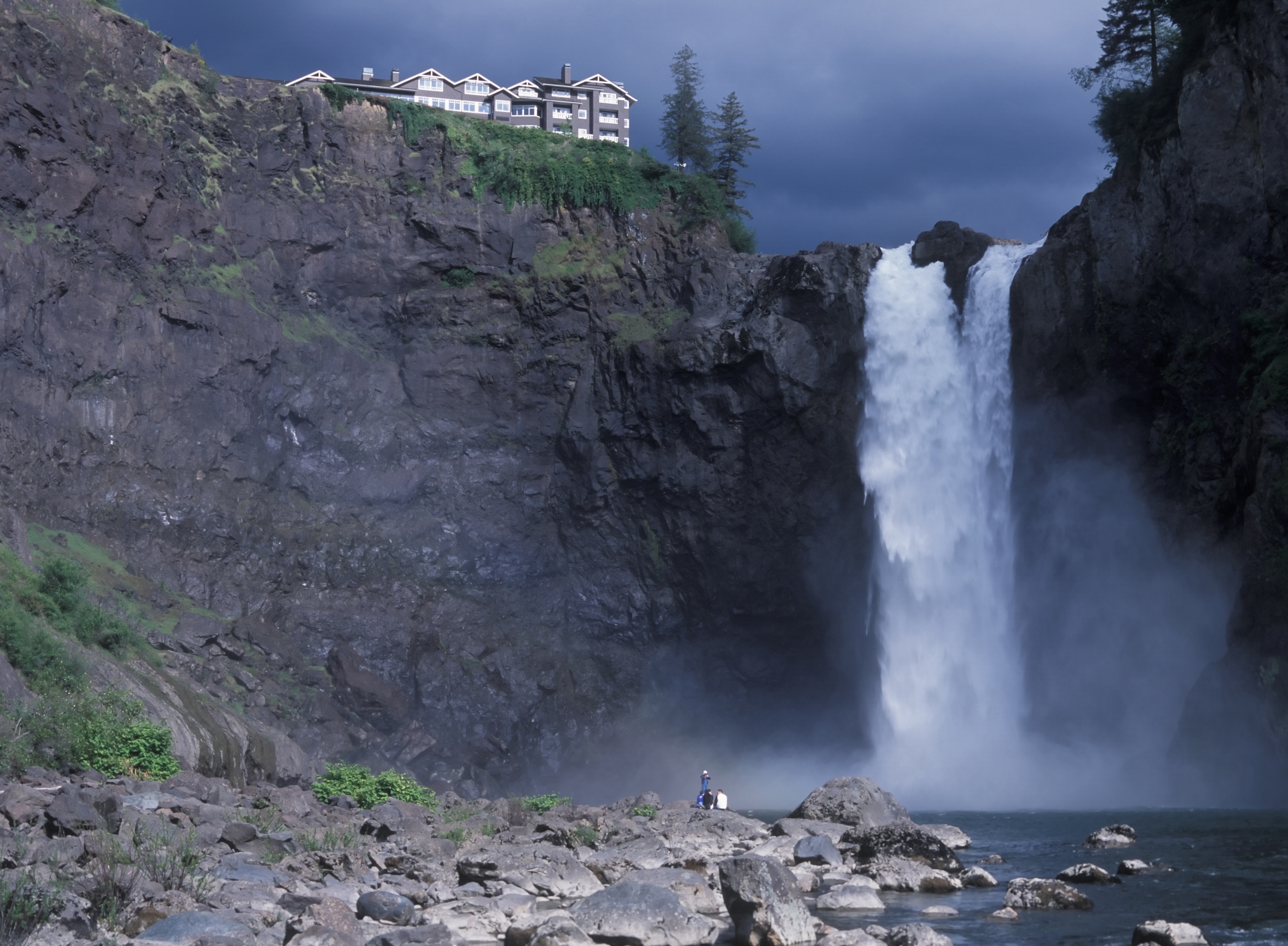 https://mdw-travel-data-us-east-1.s3.amazonaws.com/img/country/United-States/Snoqualmie-Falls/img_00.jpg