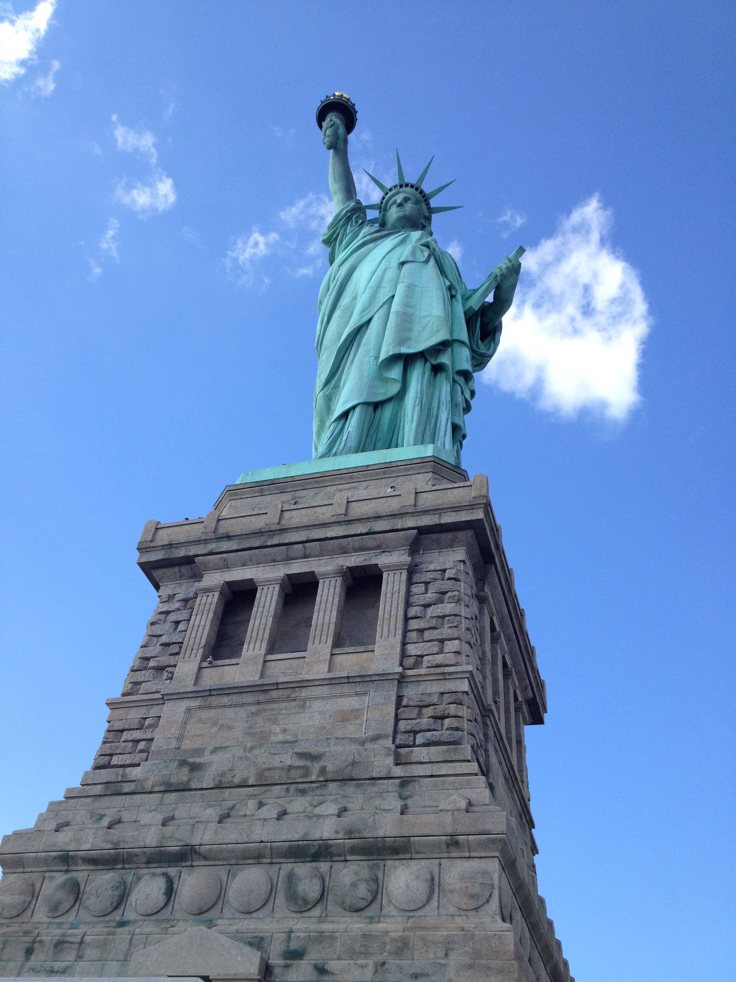 https://mdw-travel-data-us-east-1.s3.amazonaws.com/img/country/United-States/Statue-of-Liberty/img_01.jpg