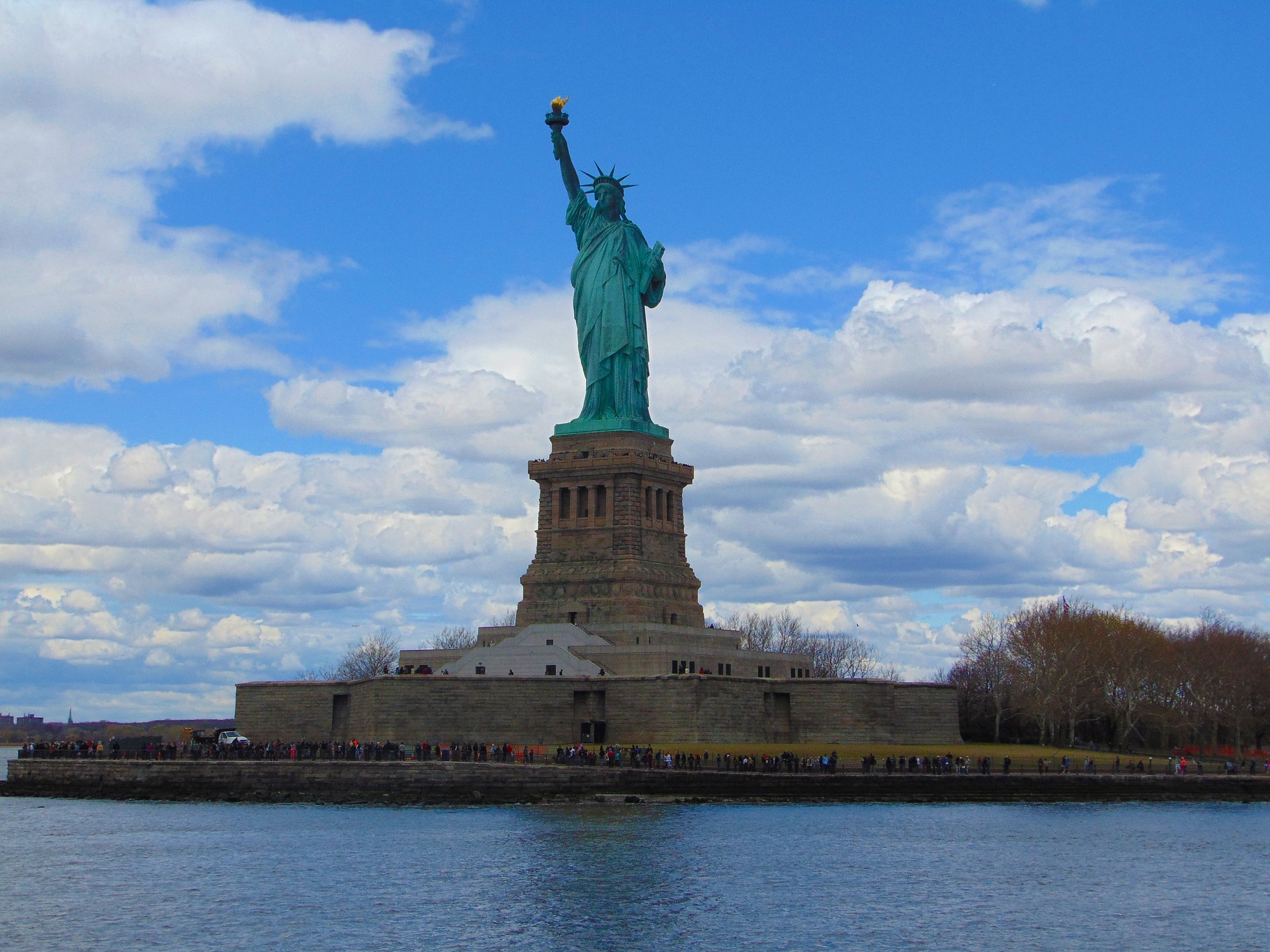 https://mdw-travel-data-us-east-1.s3.amazonaws.com/img/country/United-States/Statue-of-Liberty/img_02.jpg