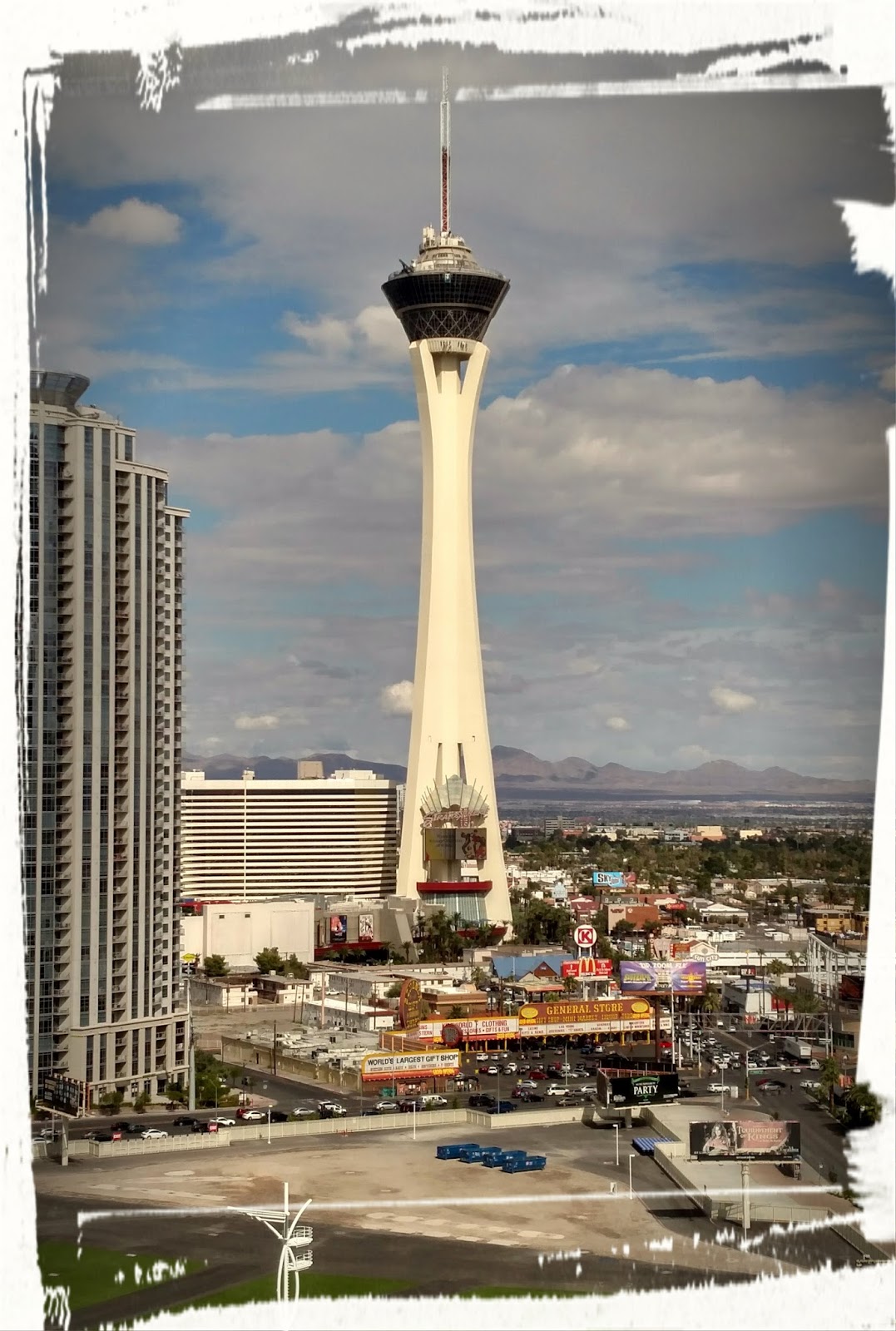 https://mdw-travel-data-us-east-1.s3.amazonaws.com/img/country/United-States/Stratosphere-Tower/img_03.jpg