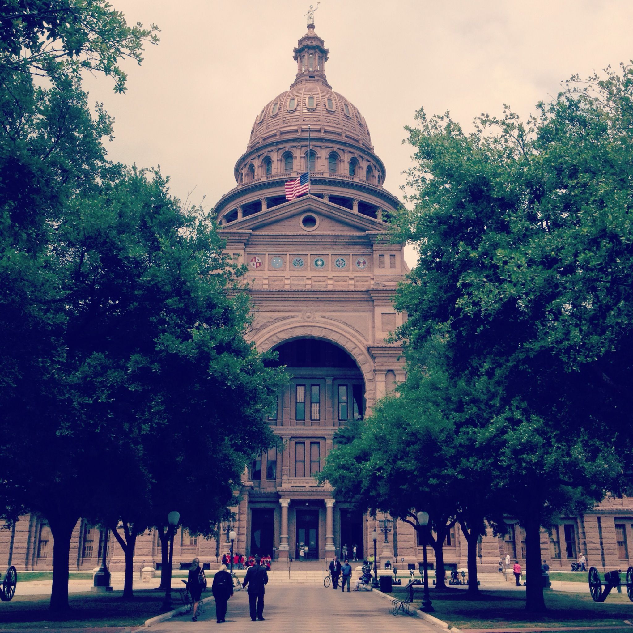 https://mdw-travel-data-us-east-1.s3.amazonaws.com/img/country/United-States/Texas-State-Capitol/img_01.jpg
