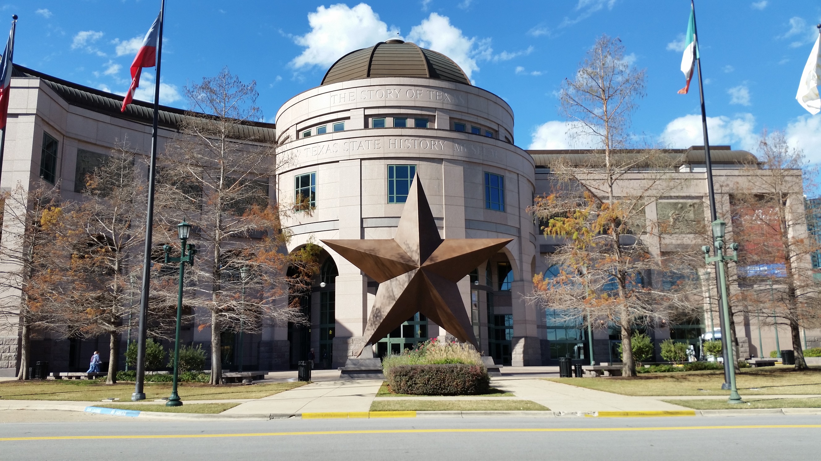 https://mdw-travel-data-us-east-1.s3.amazonaws.com/img/country/United-States/Texas-State-History-Museum/img_01.jpg