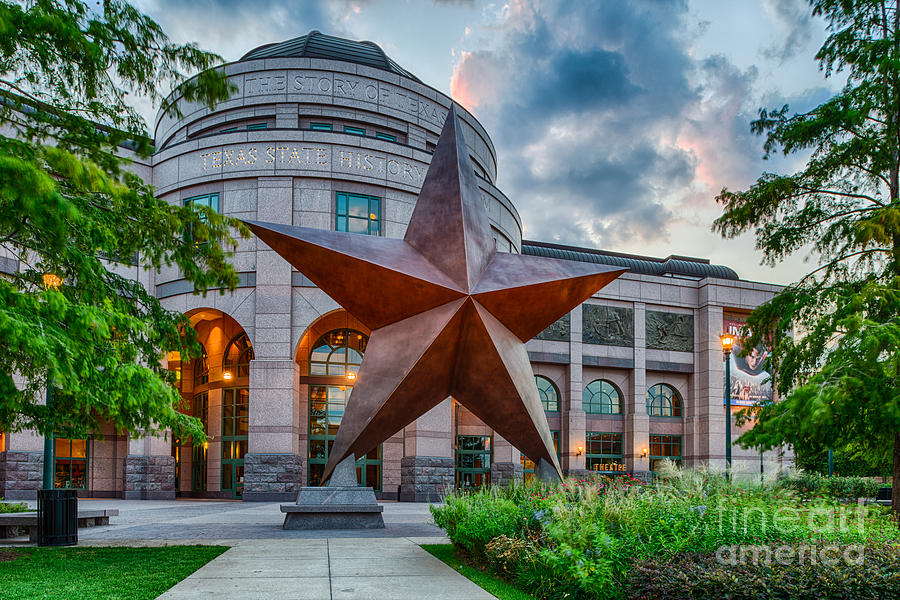 https://mdw-travel-data-us-east-1.s3.amazonaws.com/img/country/United-States/Texas-State-History-Museum/img_03.jpg